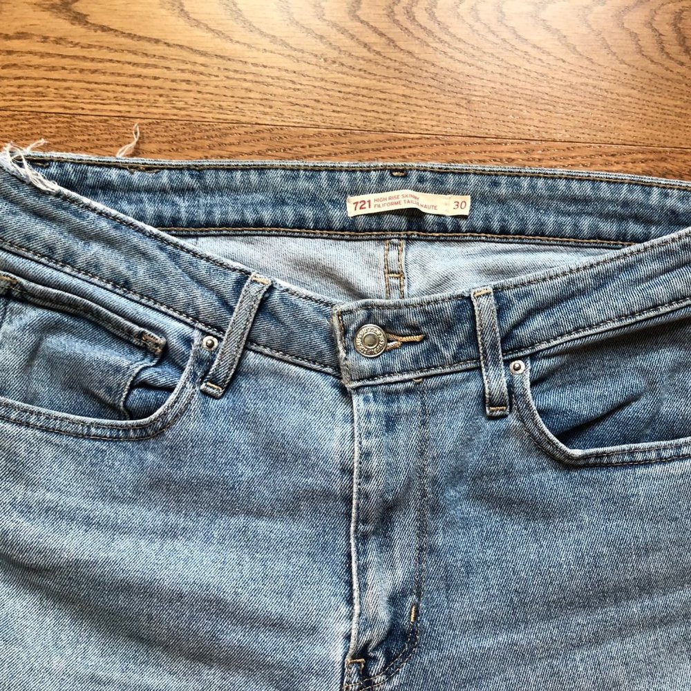 721 Levi's - high rise skinny jeans, red tag